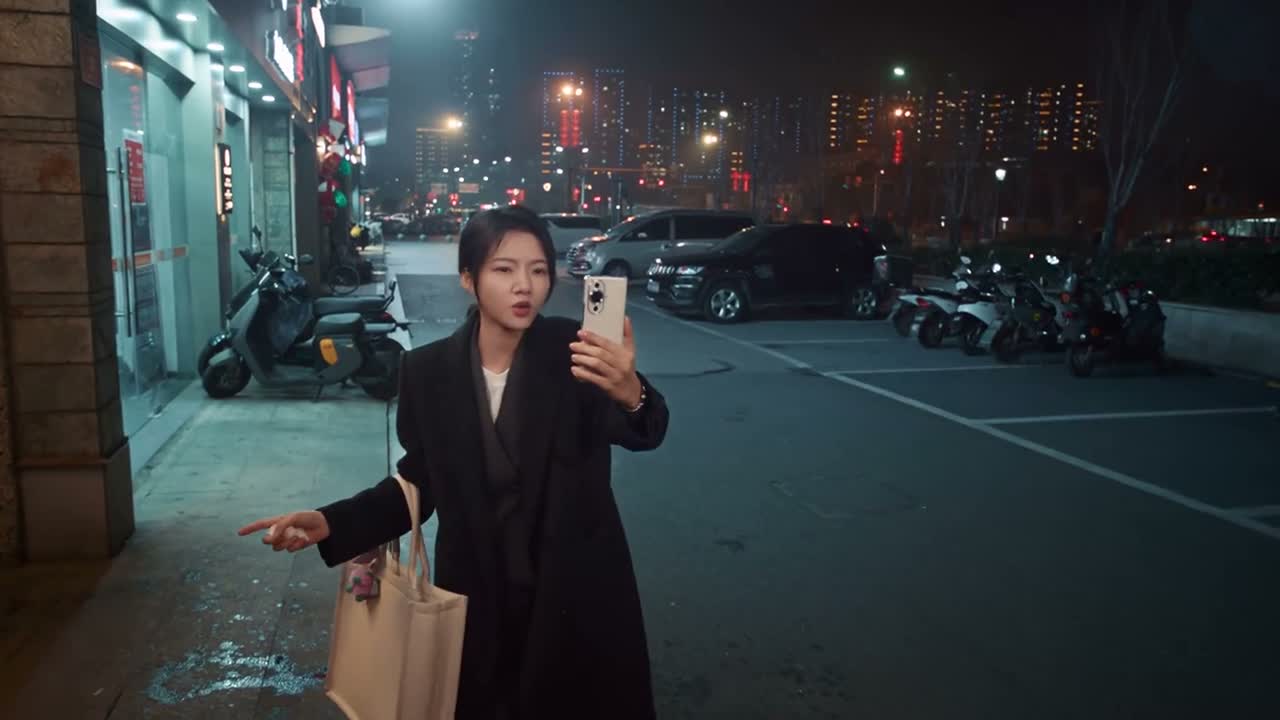 他在这儿鬼鬼祟祟的