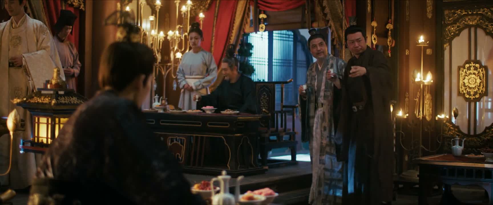 把那盘点心放到这边来