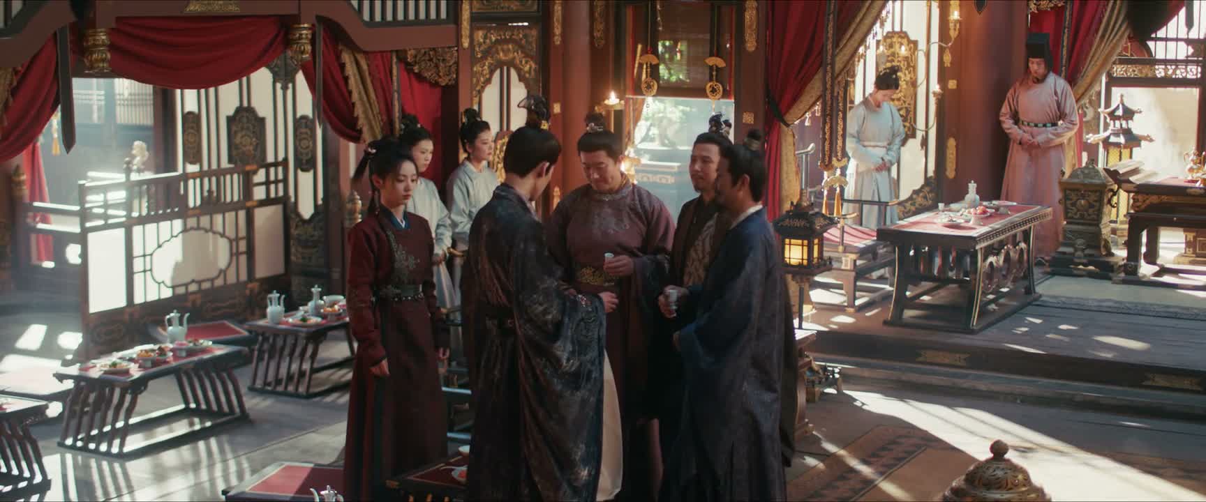 对簪花将军敬酒呢