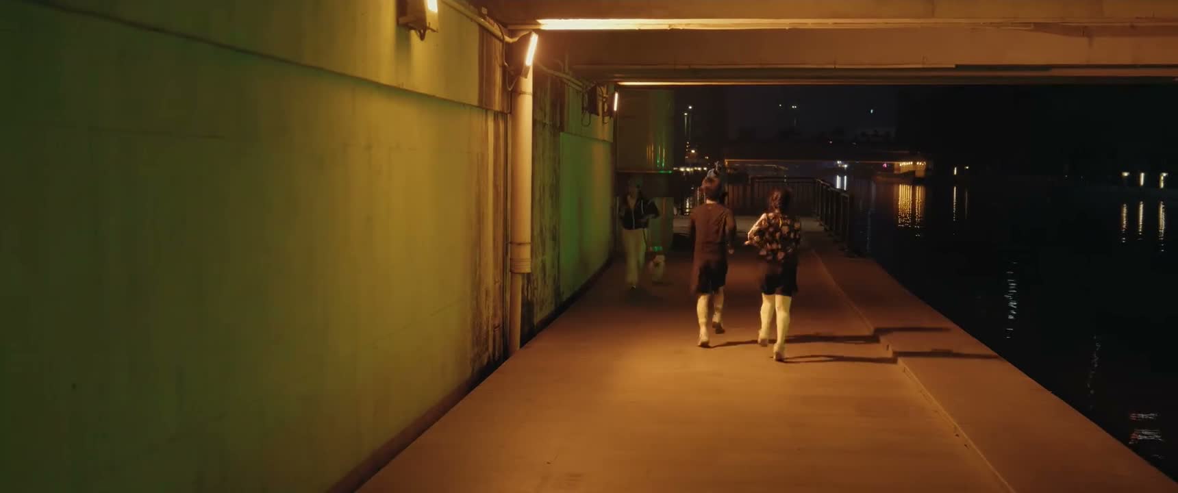 在干吗呢 怎么到现在都没动静啊