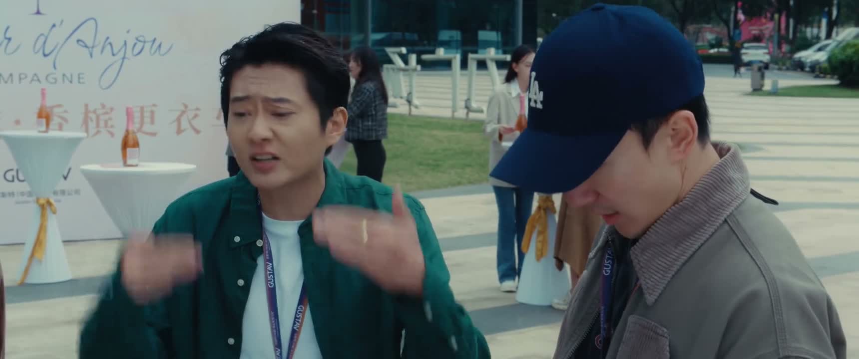 走在大街上喝奶茶的人 丁伟 你别说了行吗
