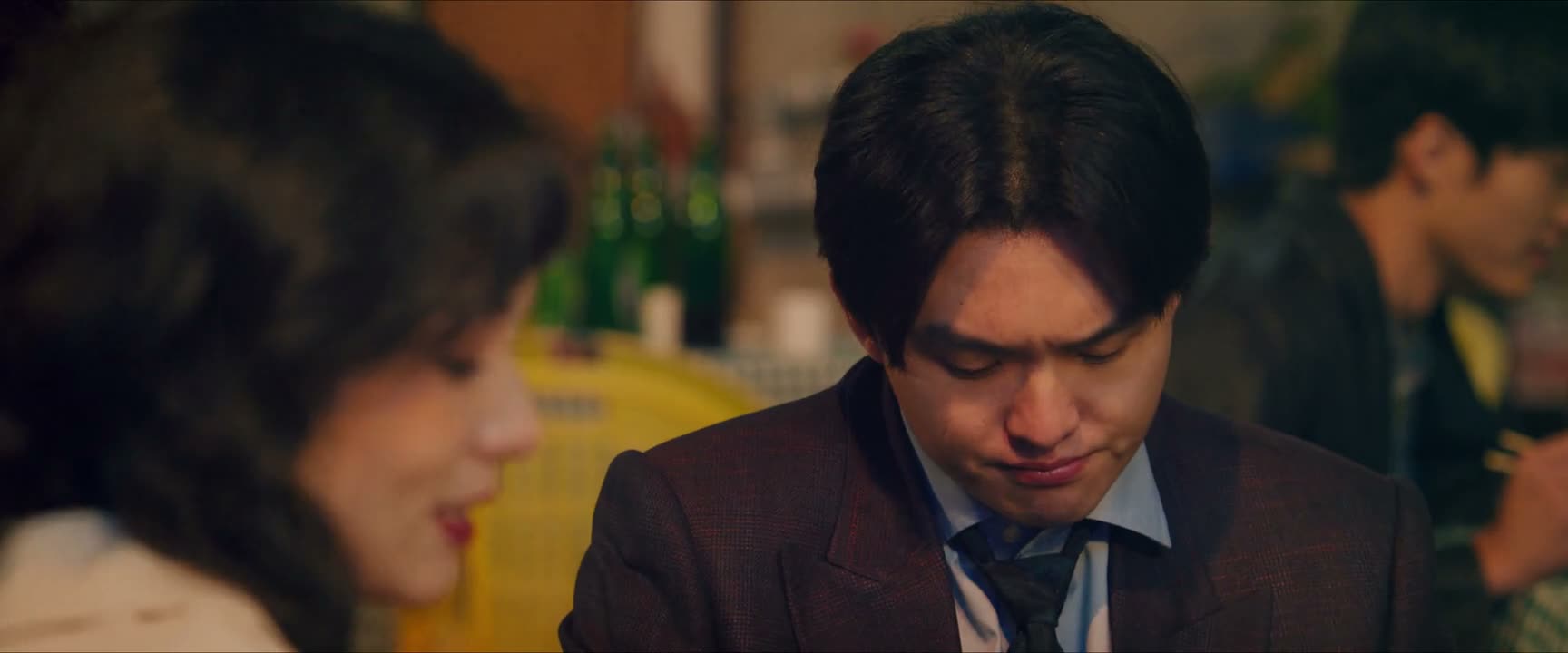 行了 别丧气了 来 喝一杯 来