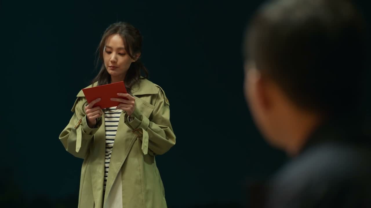 必须得抱上外孙女