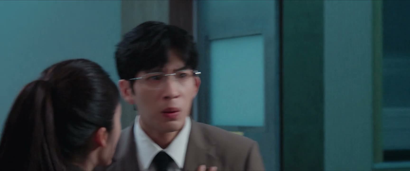 没事吧 你冷静一点儿 爸还在里面 冷静