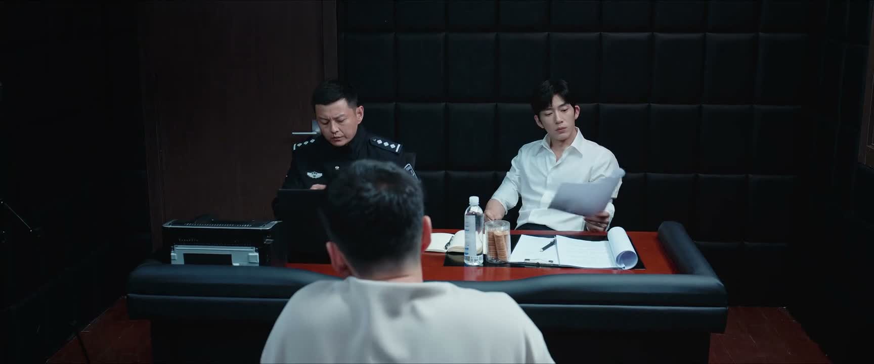 你们这么 这么审也不给饭吃啊