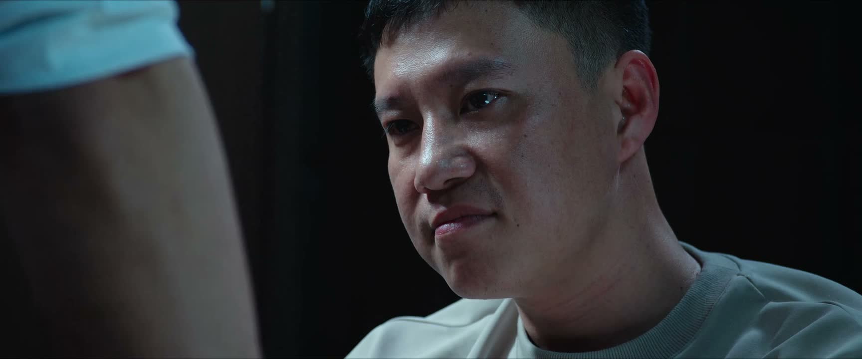 说实话 我对你那十万块钱的来历 一点都不感兴趣