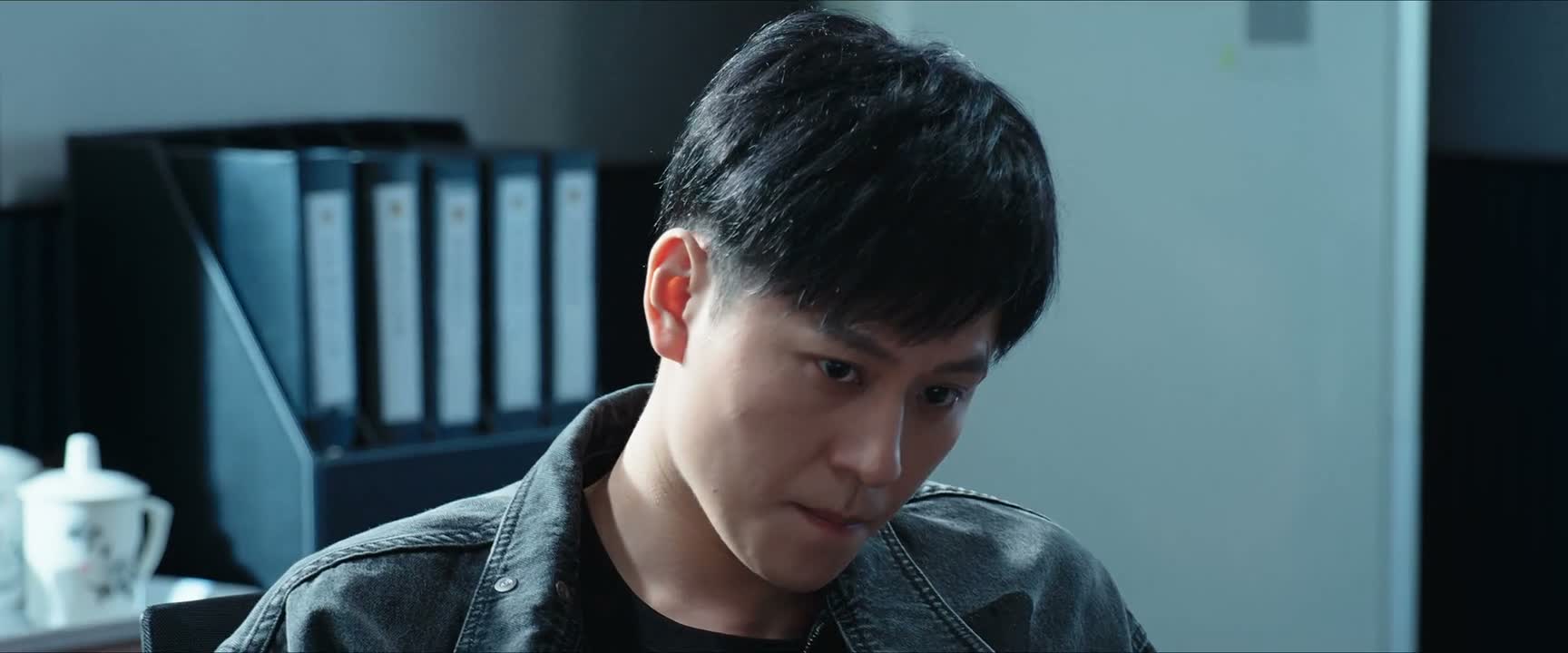他申请借调了 专心查案子