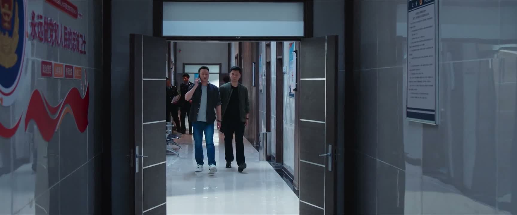 用锤子袭击了王主任 幸亏保安到得快