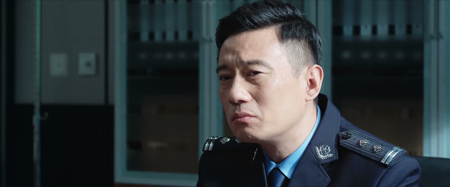 与其在你们队里晃悠让人烦 还不如自觉一些