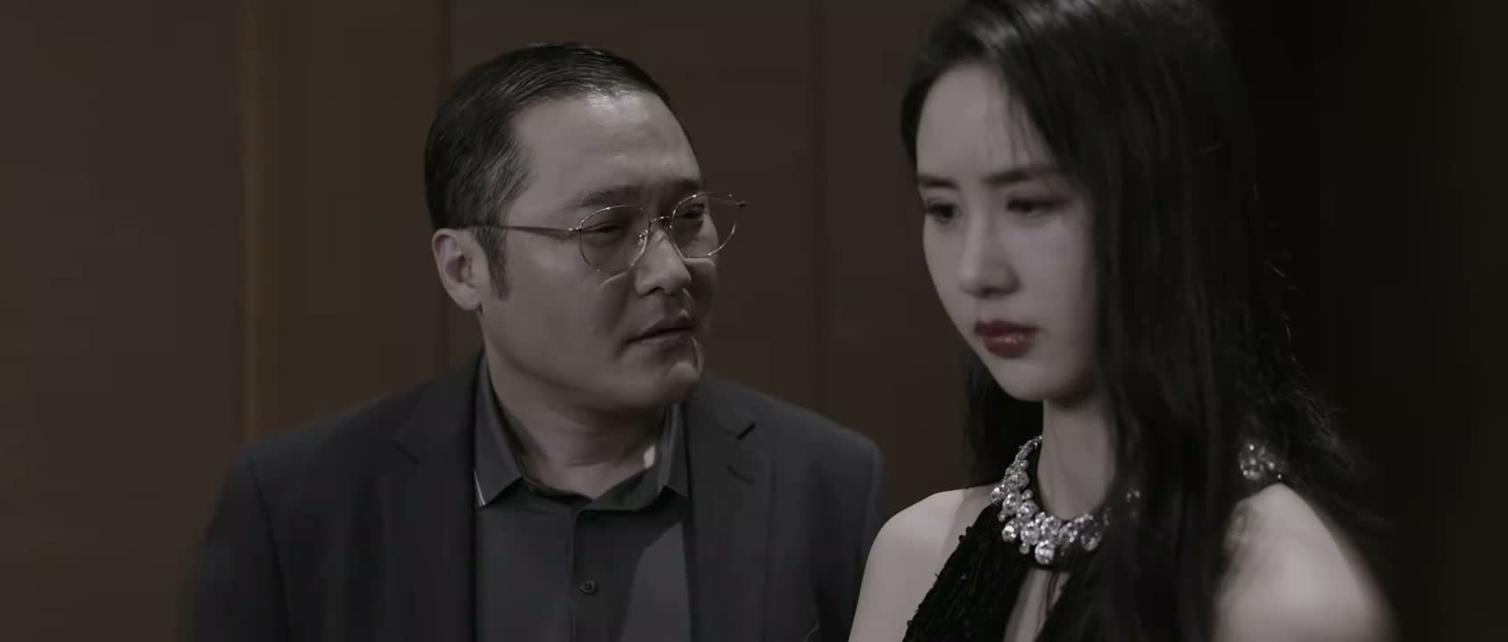 你板个死人脸给谁看