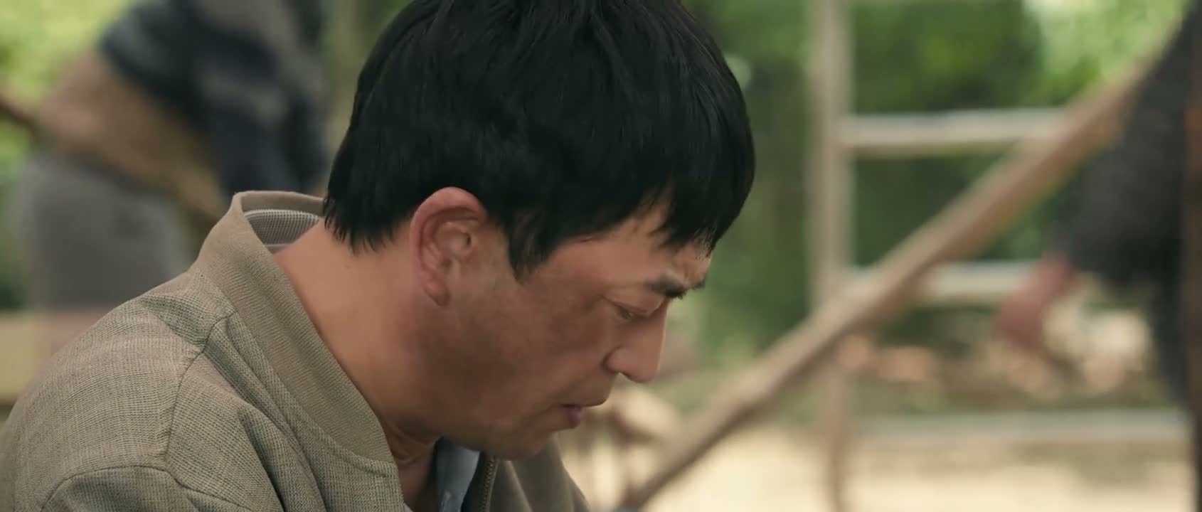 没白没黑地在那儿给人唱