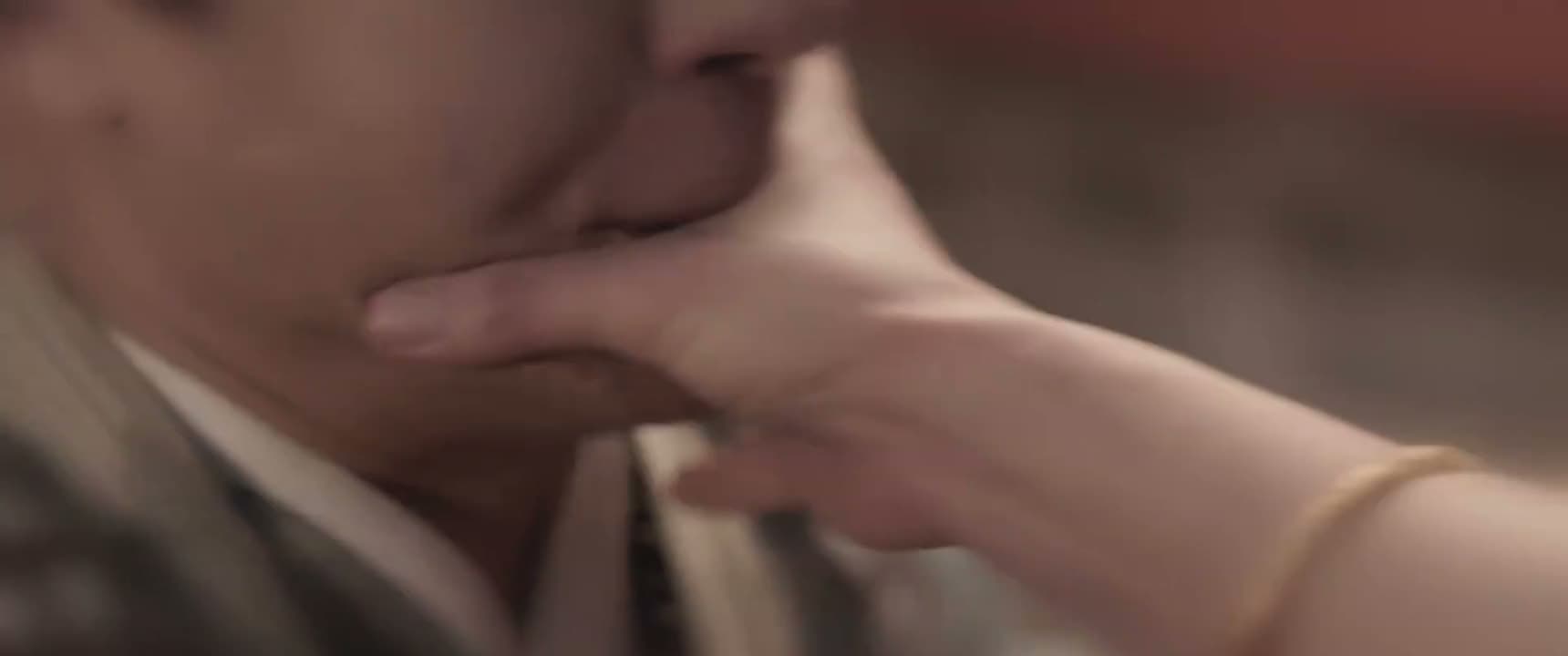 虎口刚好卡在对方唇间