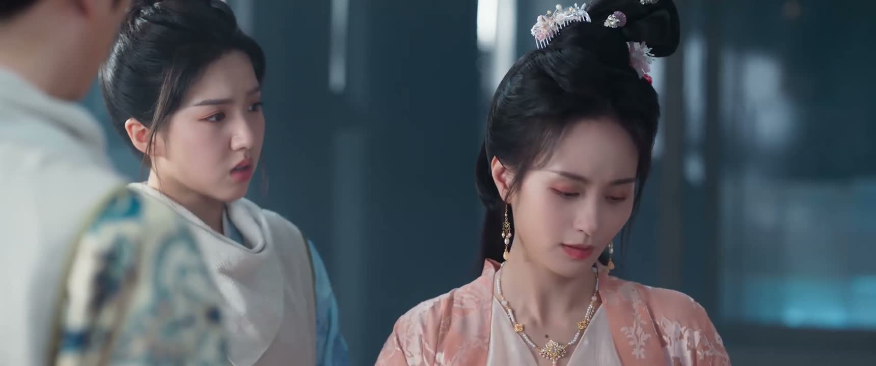 应该是你要伸手去抓对方的嘴巴