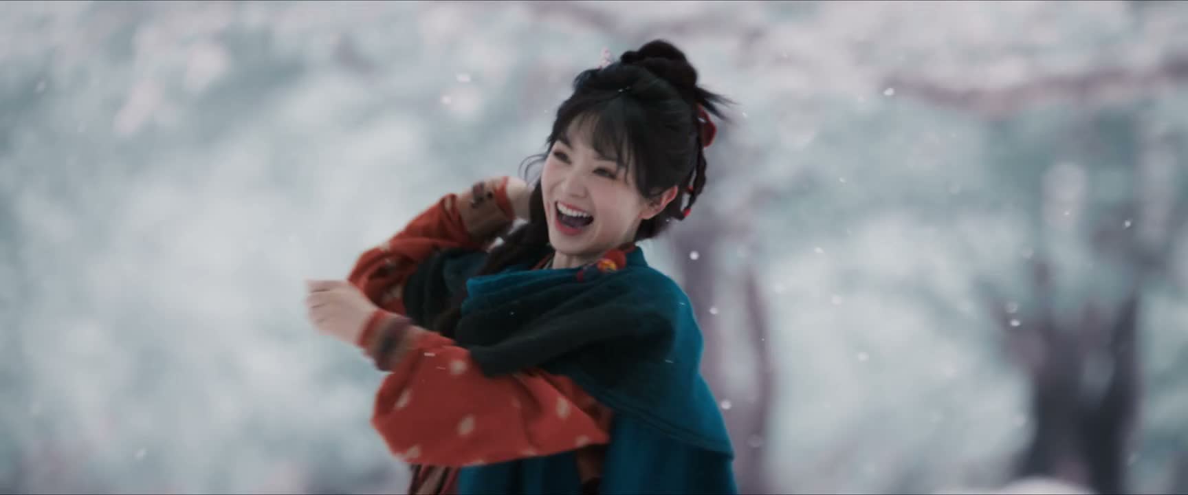 如野草般肆意生长的样子
