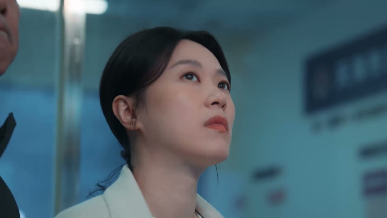 大家都取笑我脖子上的口红印