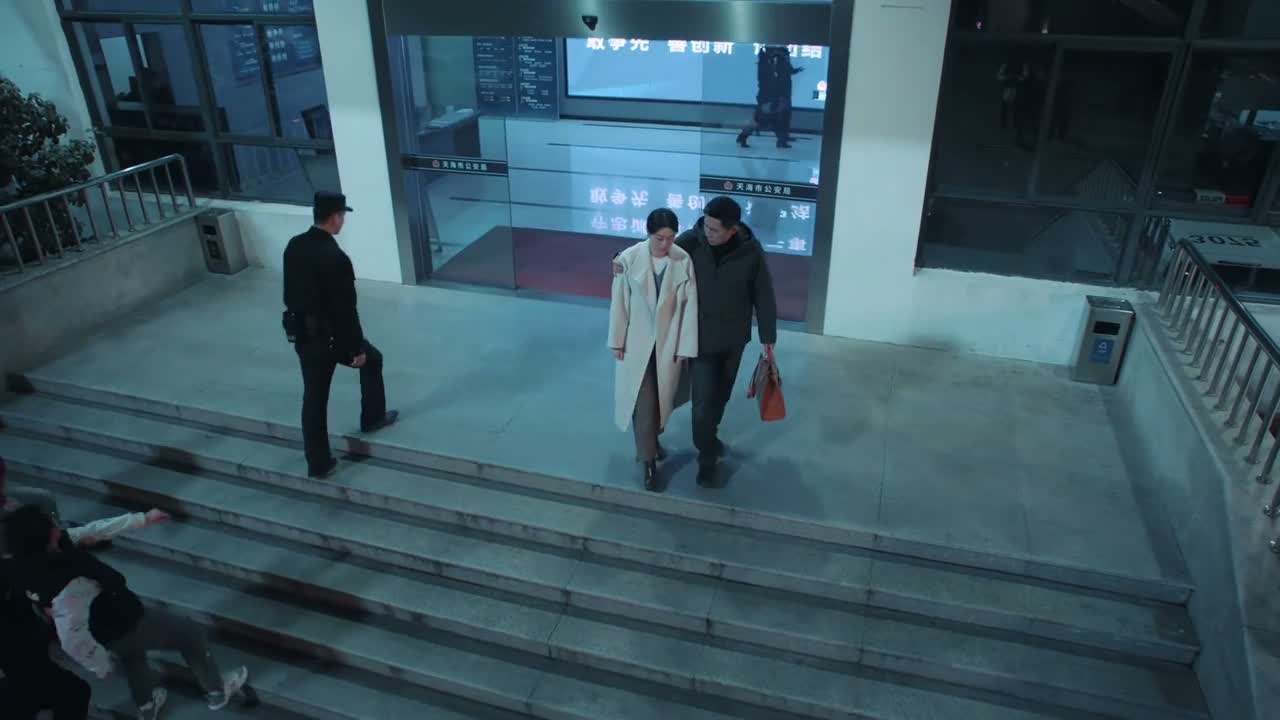 这两个孩子从小形影不离