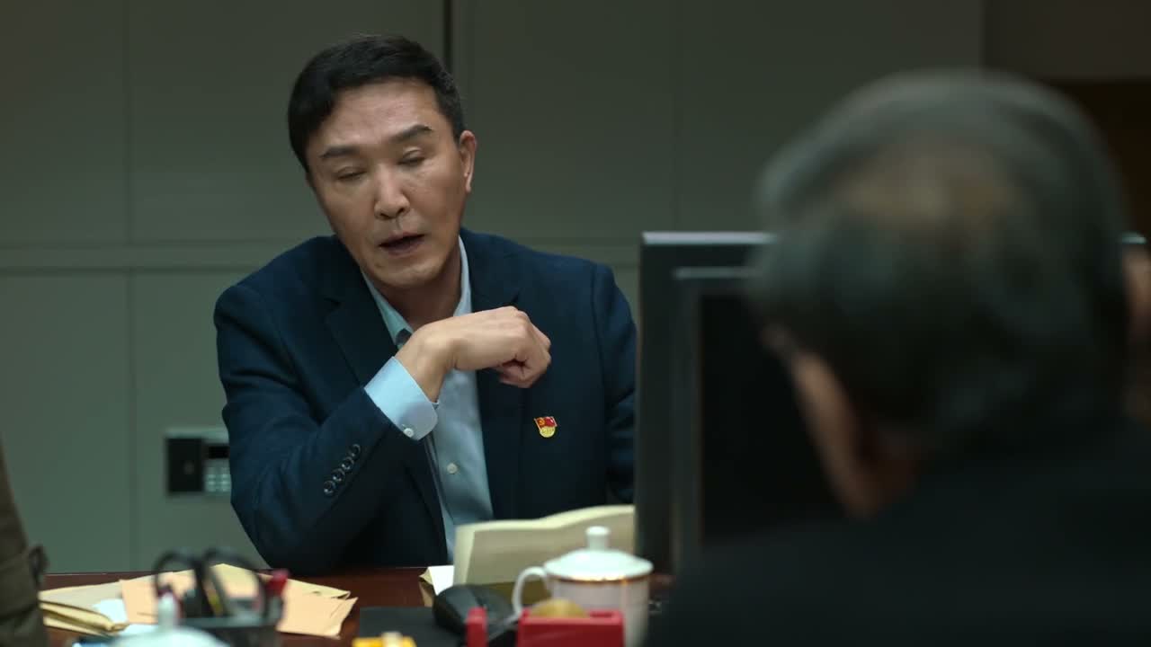 你看啊 他一手攥着
