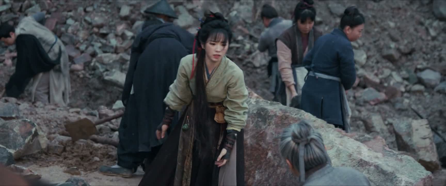 为何会在这儿搬山石啊