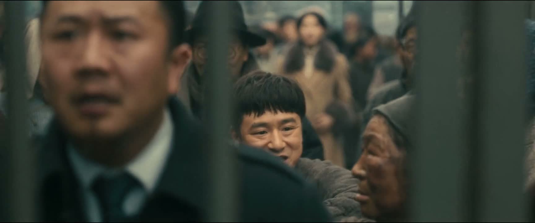 借过一下 蹭身油 借过借过 谢谢谢谢 谢谢您啊