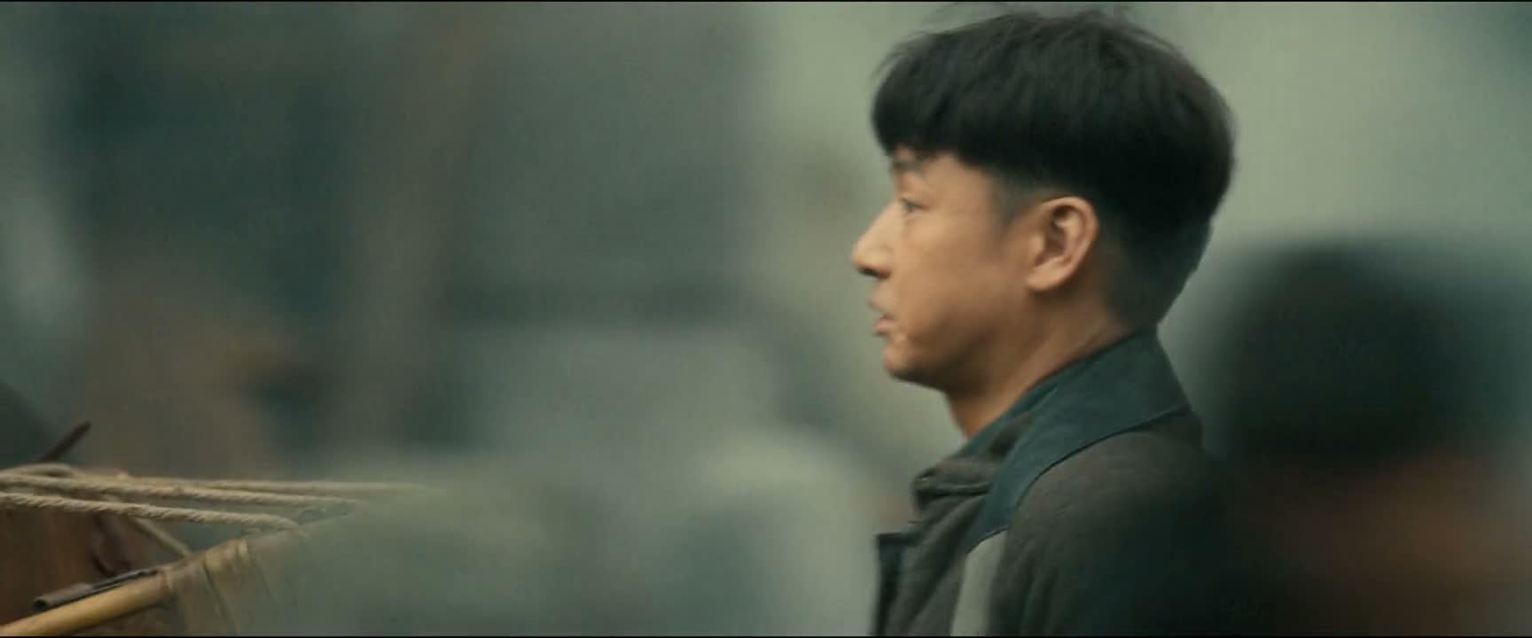 我是小人 我这么小人帮你们拿行李