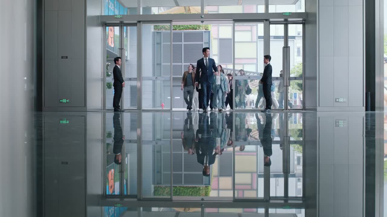 好宽敞啊这里面 是啊 大家好 我是