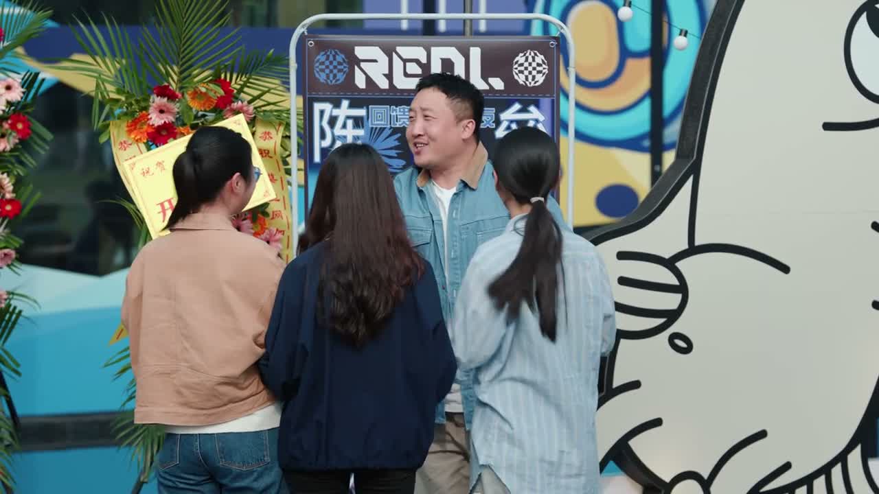 领三位小姐姐 去前台登下记 谢谢 谢谢