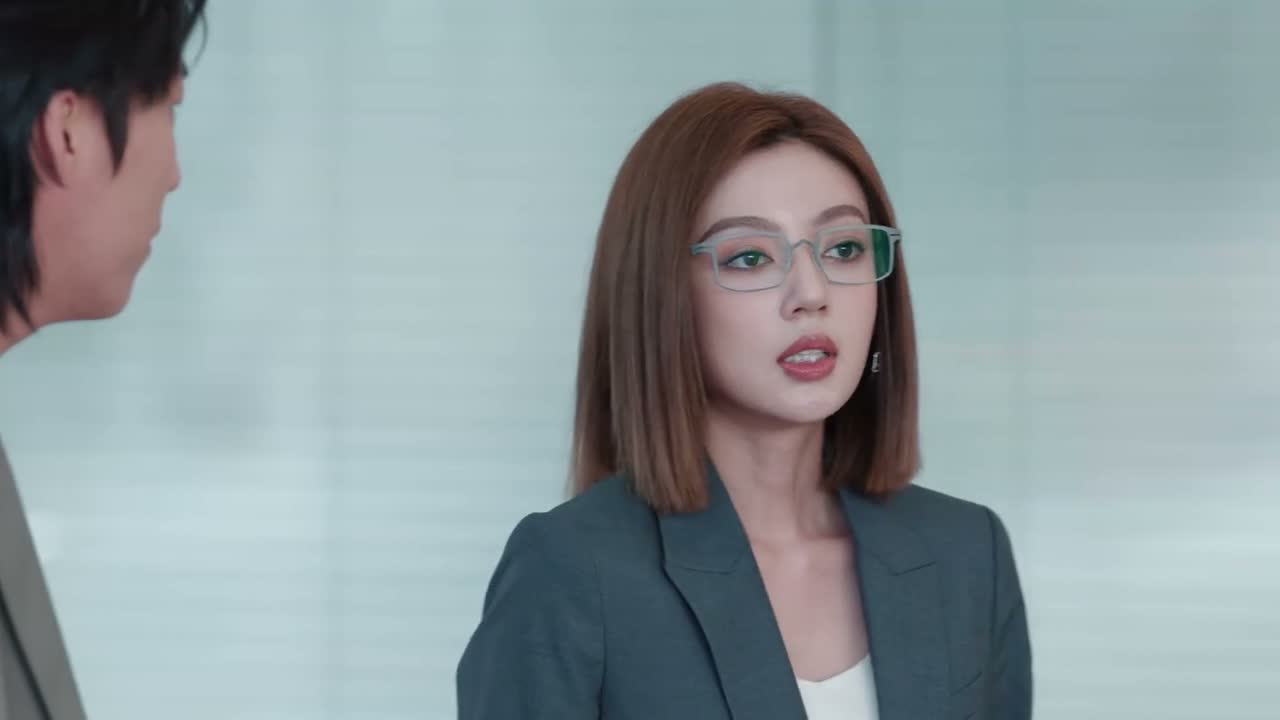 他是裴总的朋友 你们不用管那么多