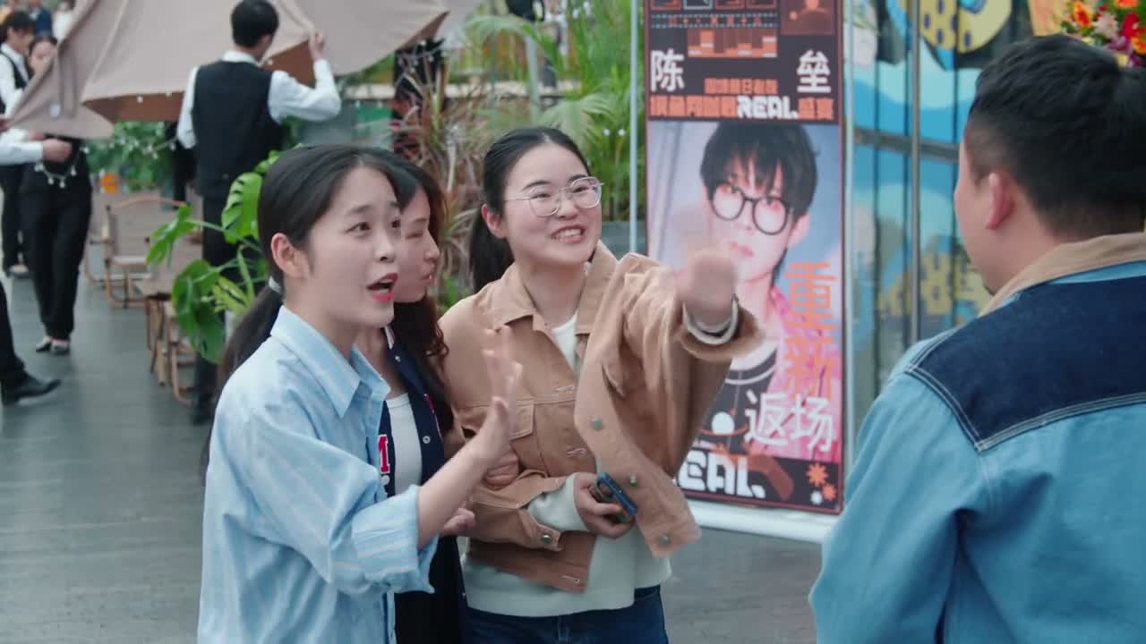 五张 五张 给我五张票吧 没问题 服务员 来