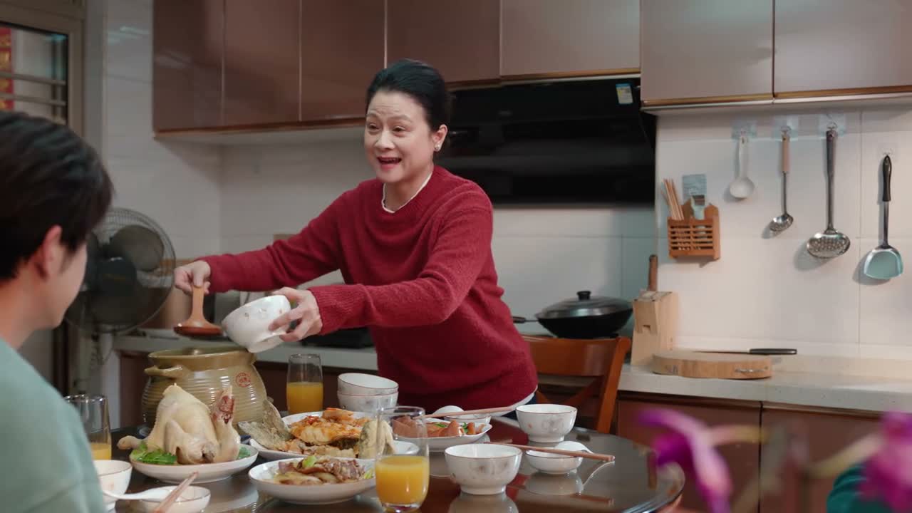 儿子 你今年怎么回来这么早啊