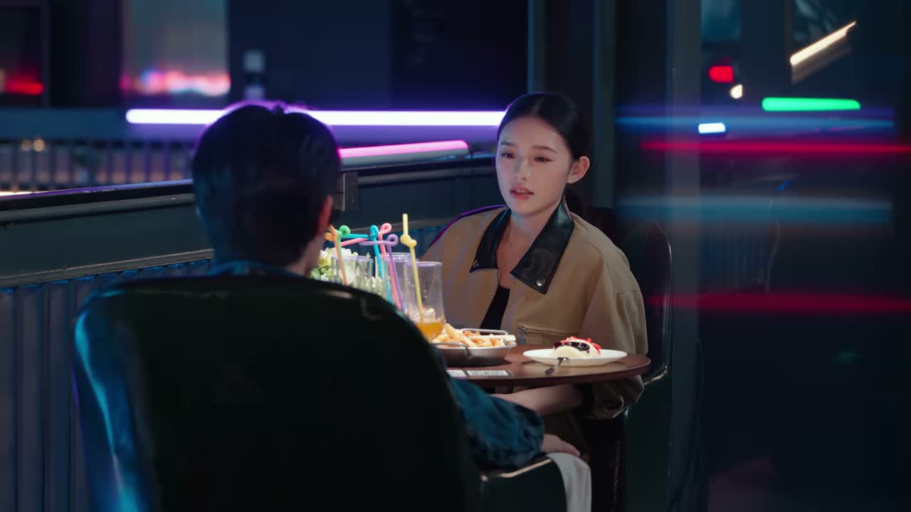 你都喝了五杯果汁了 你要不喝点酒吧