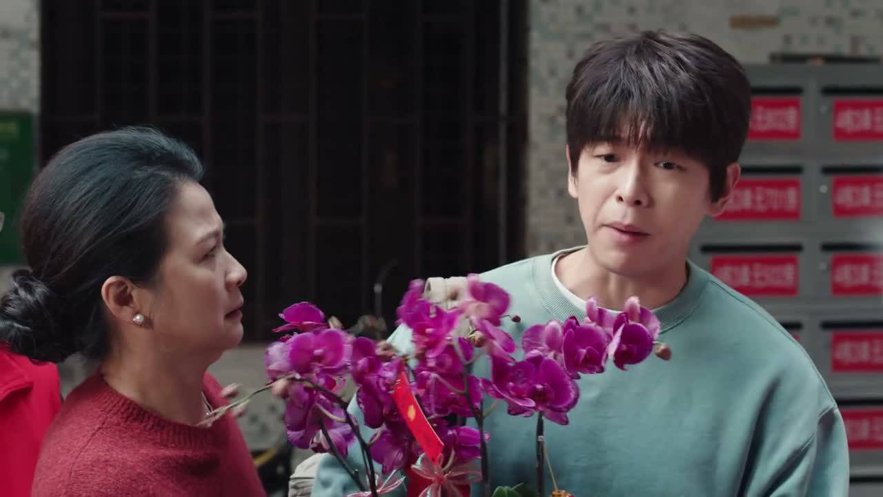 你就当帮帮忙 你看 老人也多 腿脚不方便的也多