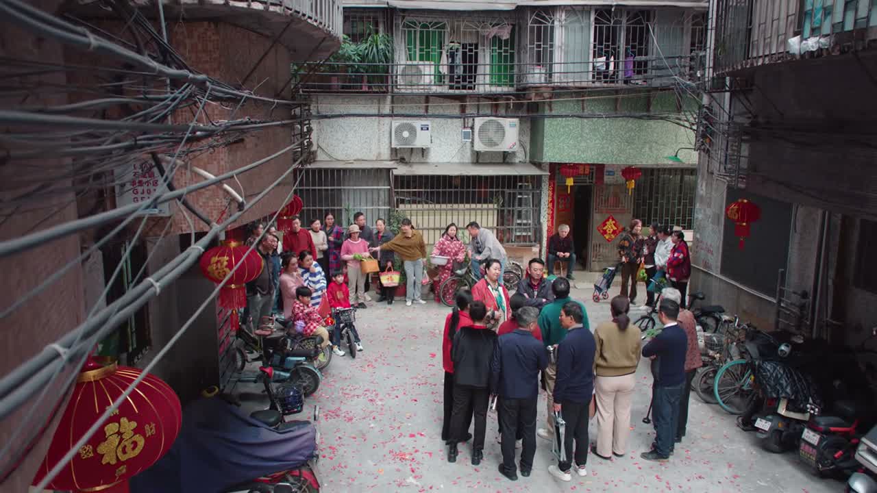 这个咱们楼上装电梯 是街道给牵的头