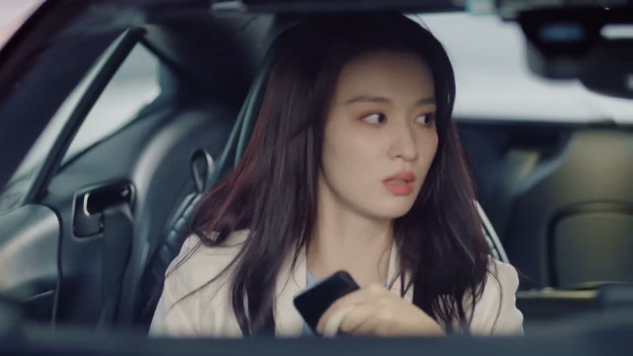 上个车还鬼鬼祟祟的 还非得让我在这儿等