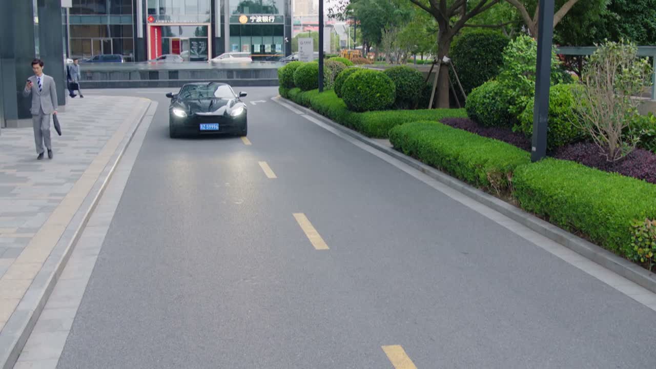 现在情况不一样了 坐好