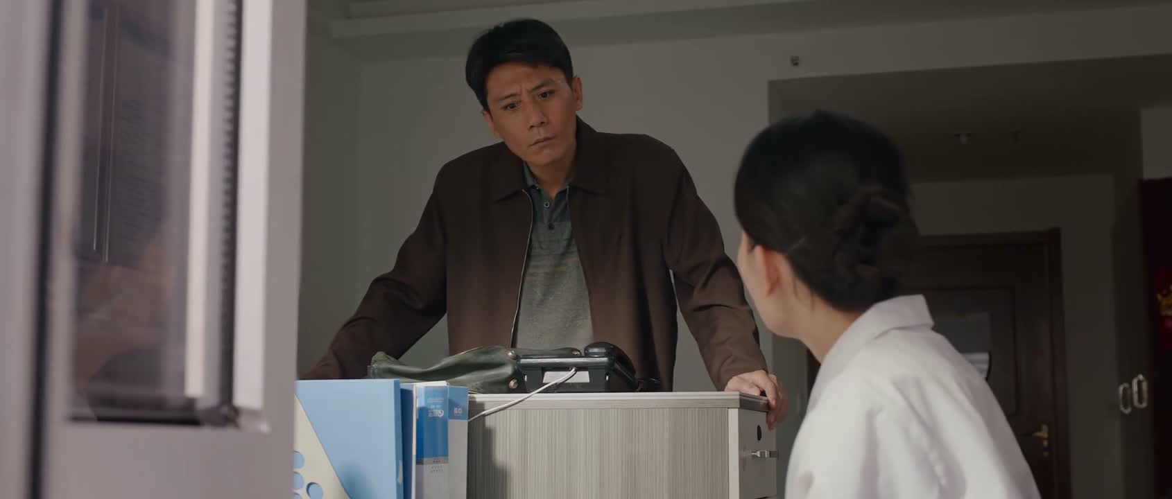 当时是几个老板送他过来的
