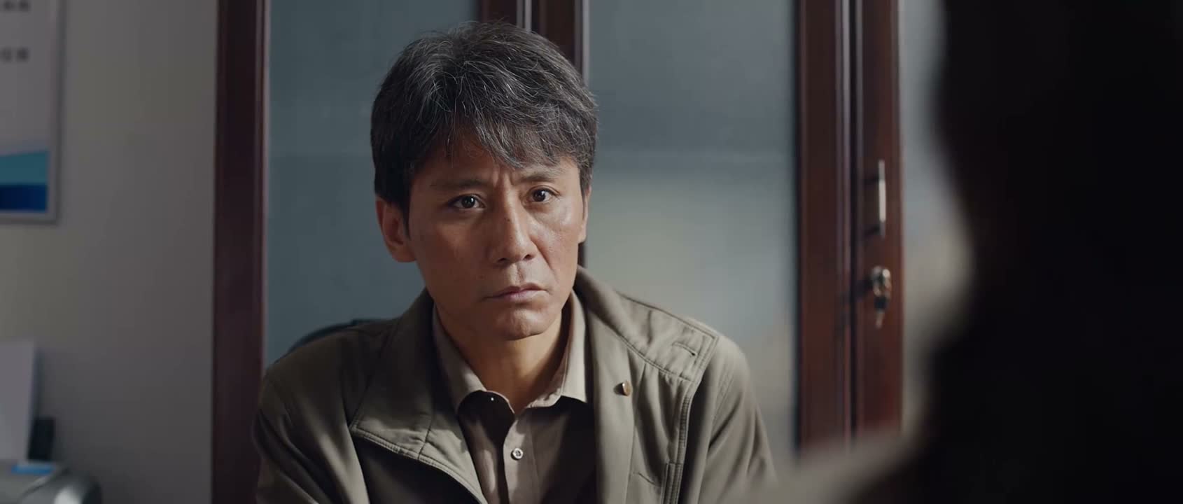 看到信用社跑出来几个人