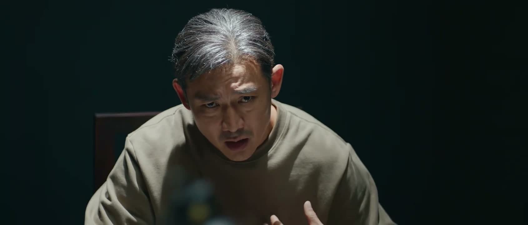 你告诉我他生父是谁行不行
