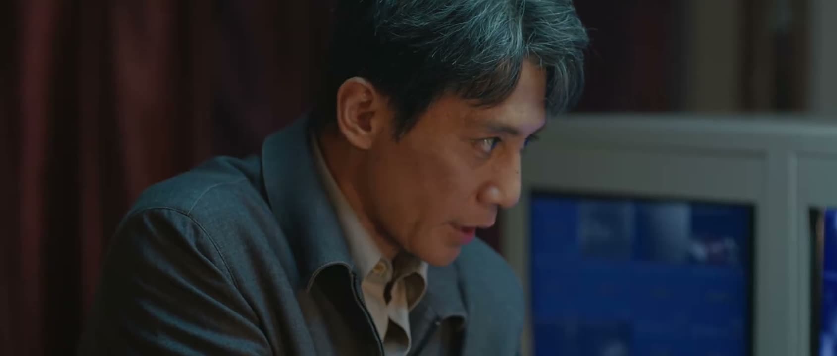 是在陵园砸墓碑的那个人