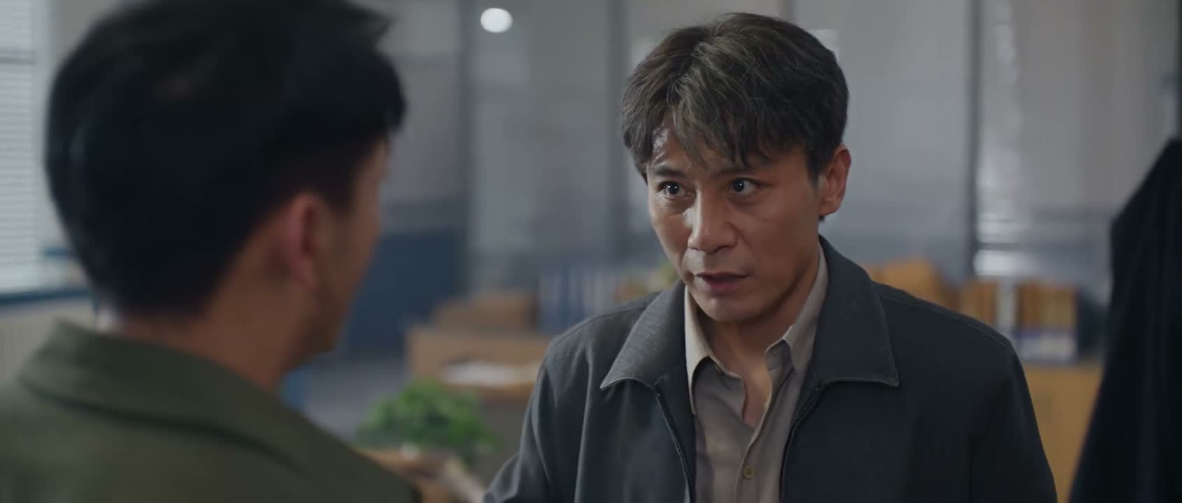 他对当年的抢劫案肯定知情