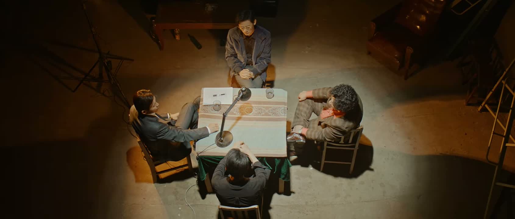 朱赫来死死盯着咱们