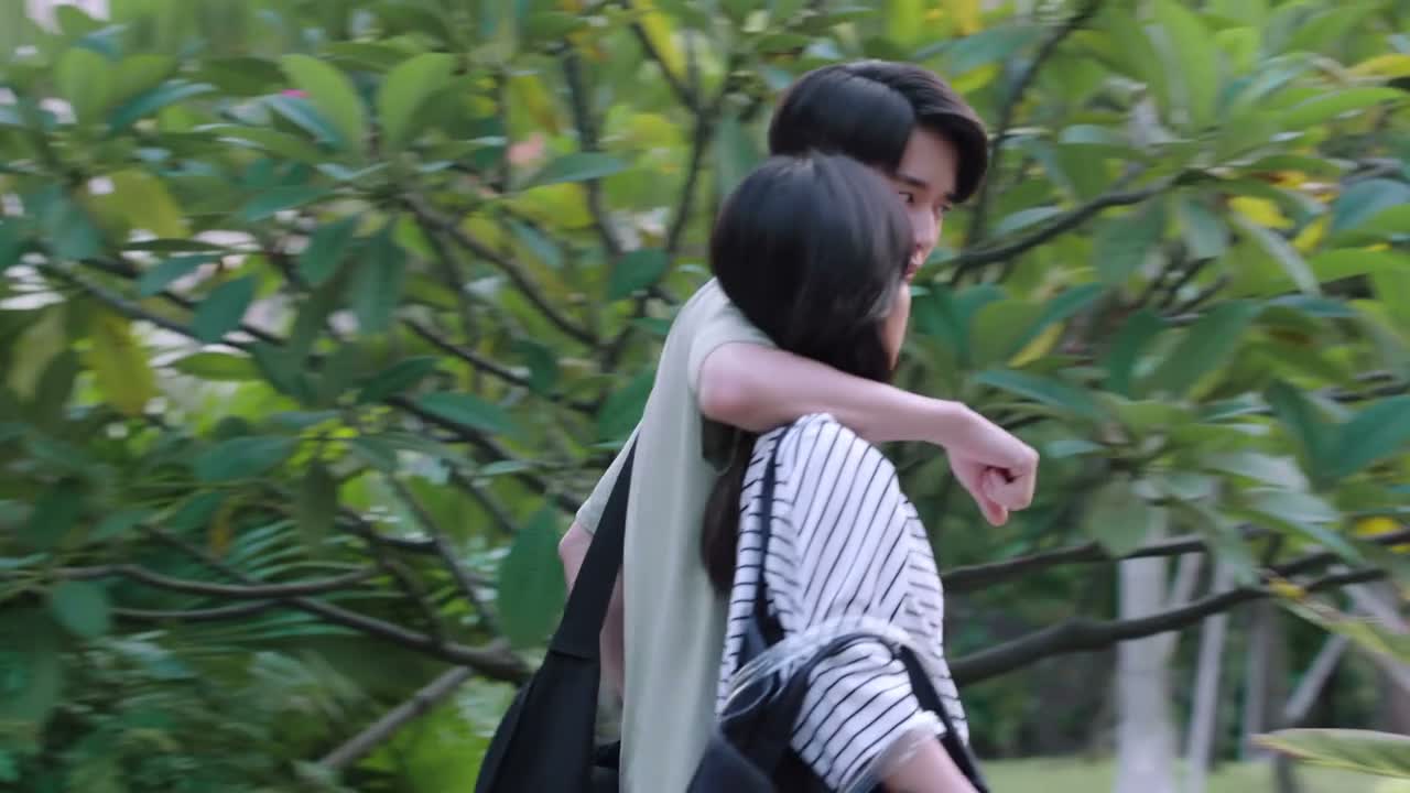 比如 她怕痒吗 挠她痒痒啊