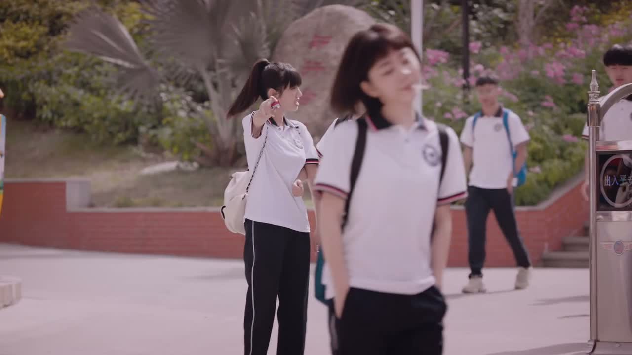 她还吃我巧克力了呢