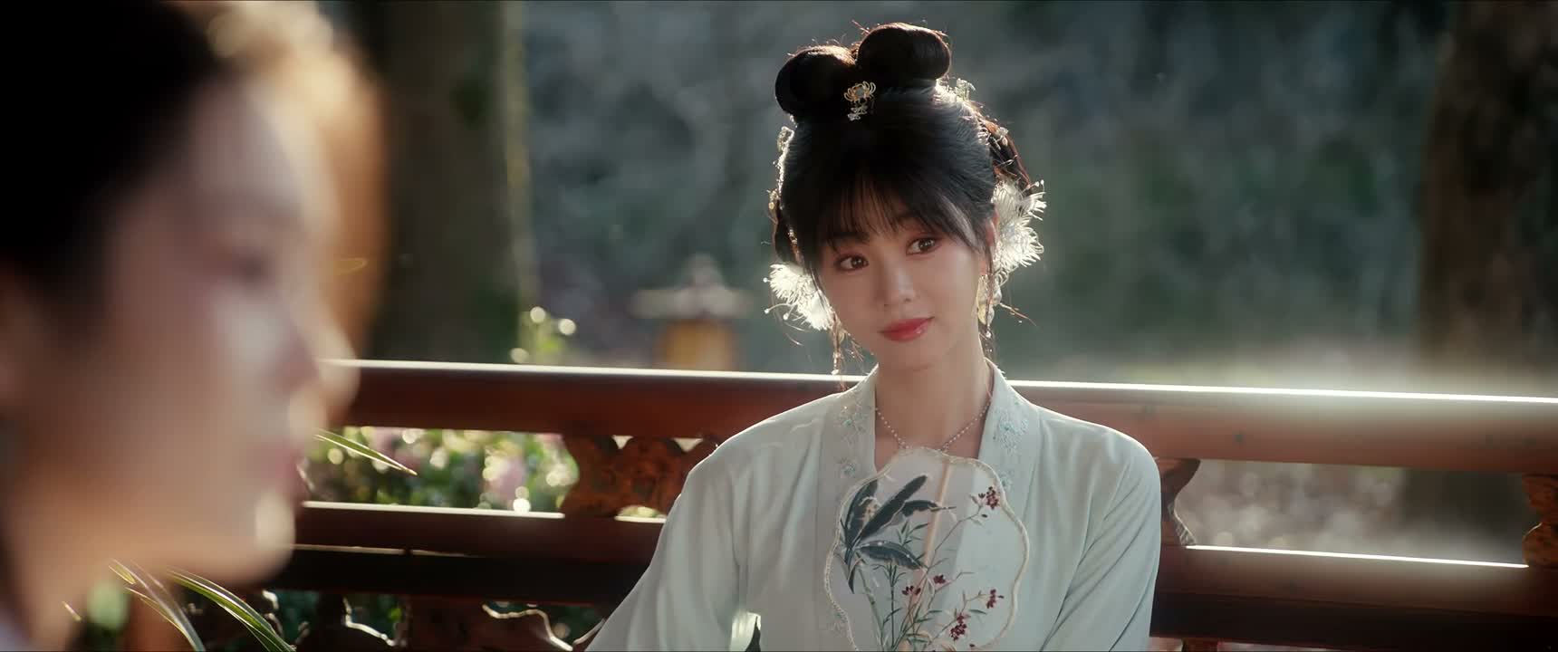 一个劲地替她那赌鬼父亲求情
