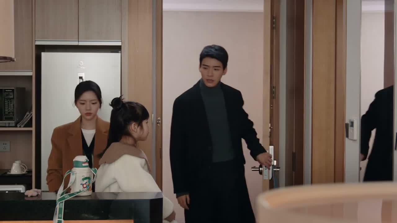 我给她扎头发呢这