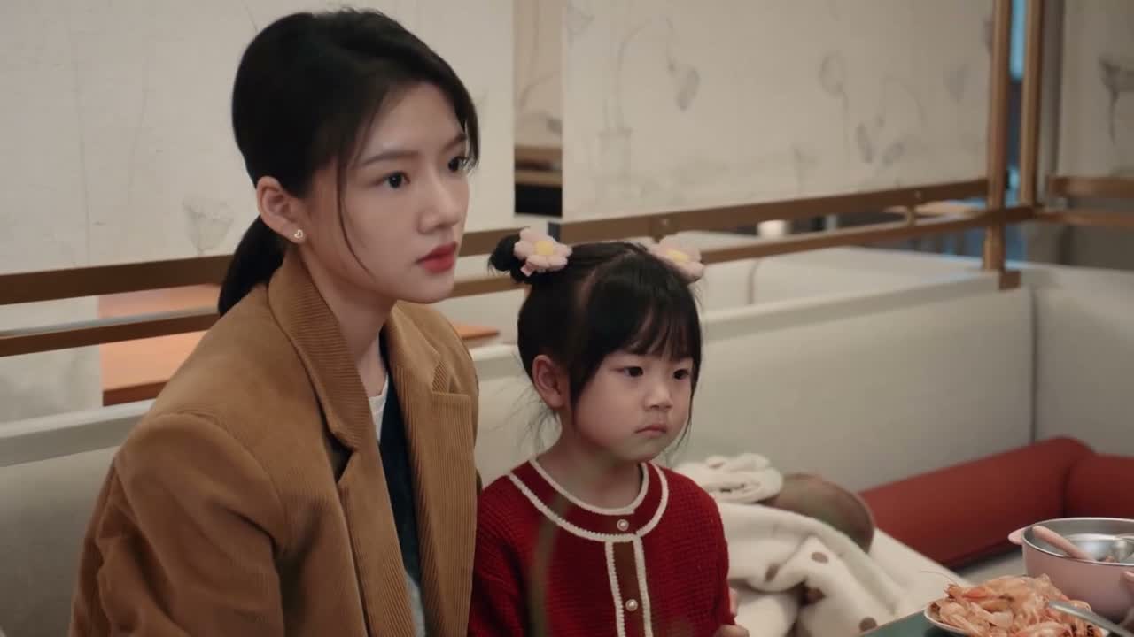 这么晚了 小孩撑不住了吧