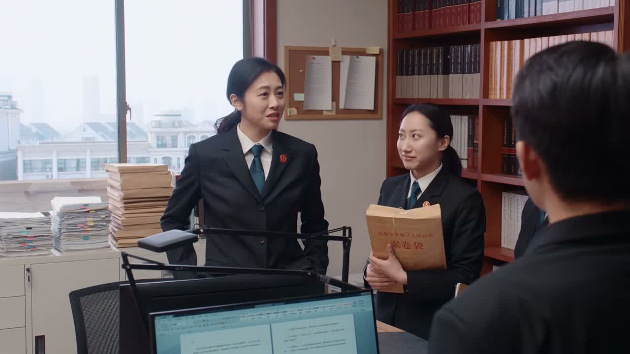 这小脸绷得 真严肃