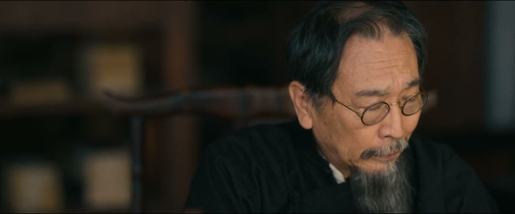 反倒找个借口跑回前线去了