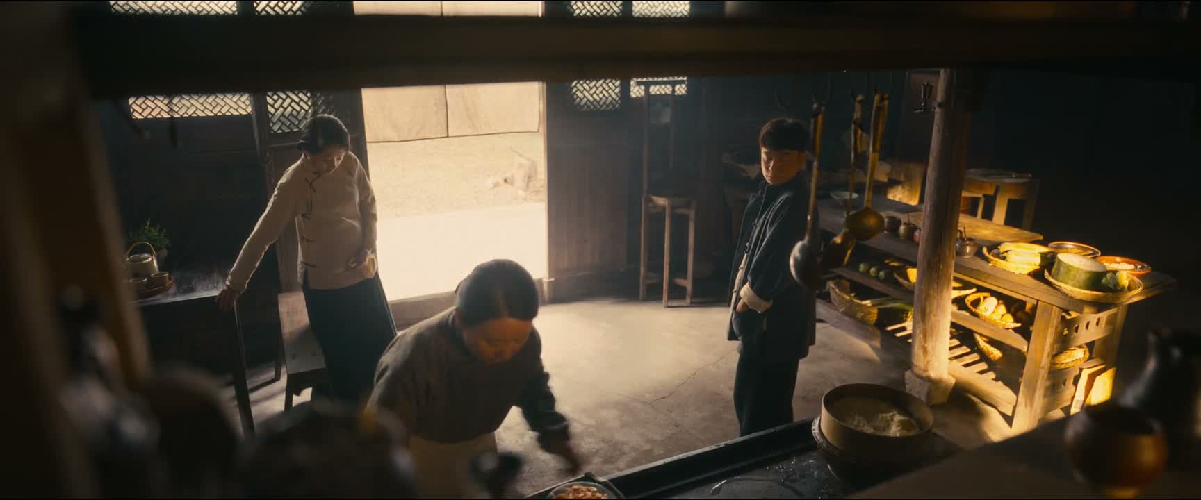 还有两个菜 你也端过来 我一起给热了 给