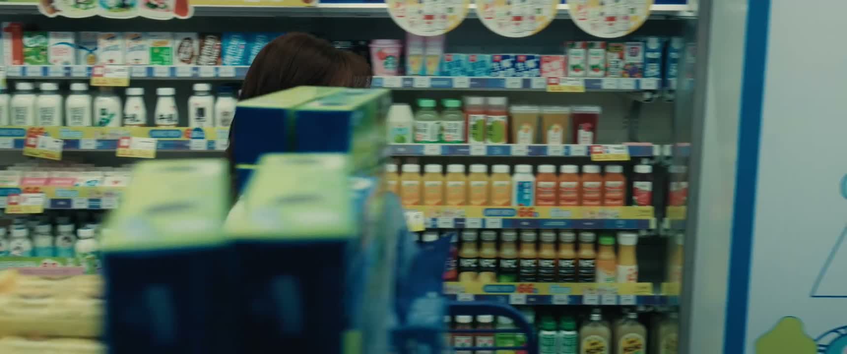 对了 我还给你们买了两套衣服