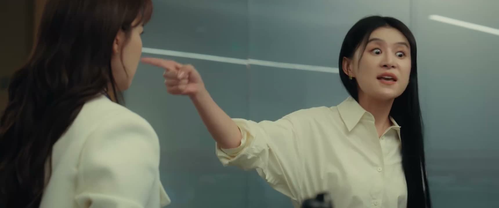 她每次出差都陪李东明睡